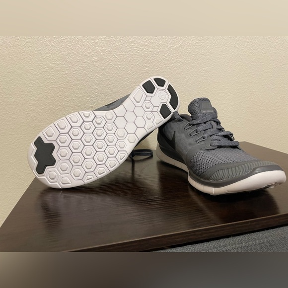 NWOB Youth Nike Free runs - Picture 2 of 4